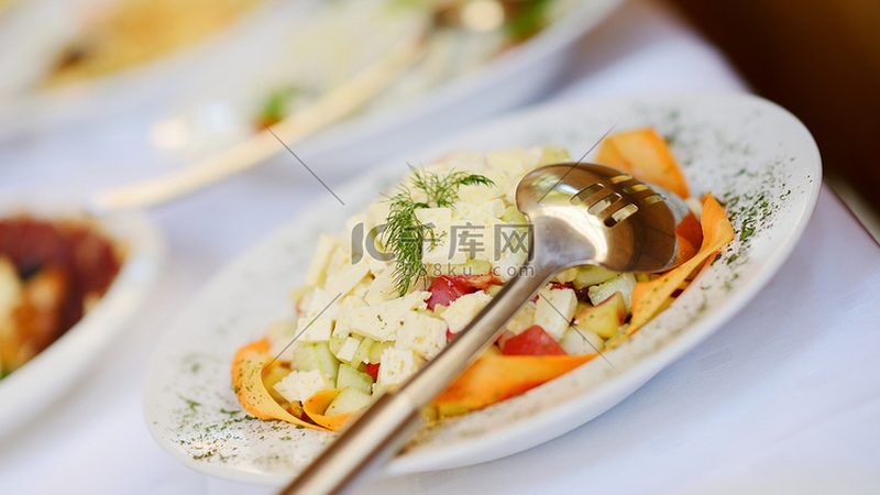 食品代工报价之谜：揭秘起订量与价格背后的逻辑**